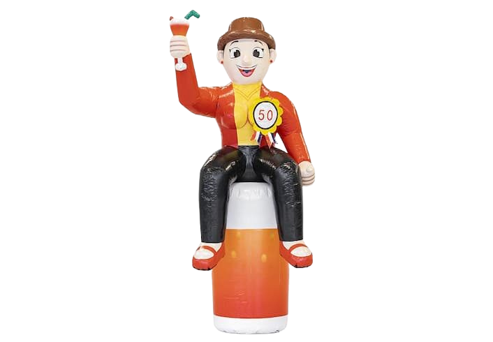 Sarah opblaasfiguur dat 50 jaar is geworden op een wijnglas.
