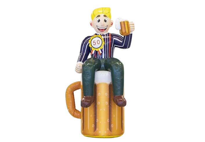 Abraham opblaasfiguur dat op een bierglas zit voor 50 jarige verjaardag.